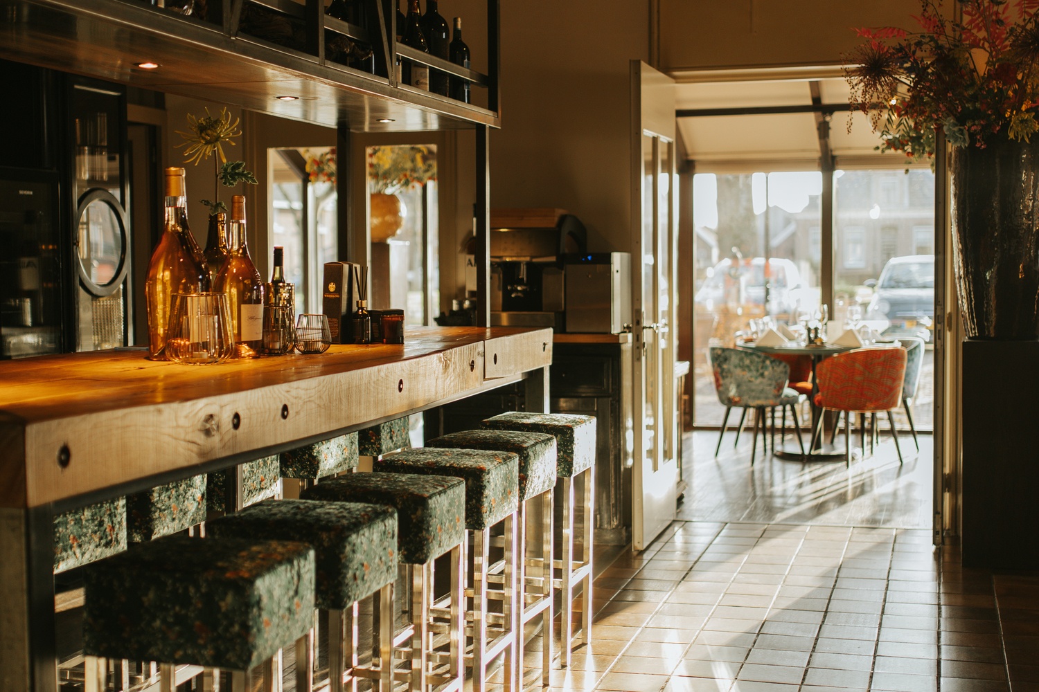 Bar & Restaurant gedeelte met zonlicht inval bij Hotel Wesseling